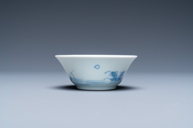 Een Chinese blauw-witte wijnkom uit het Ca Mau scheepswrak, Yongzheng merk en periode