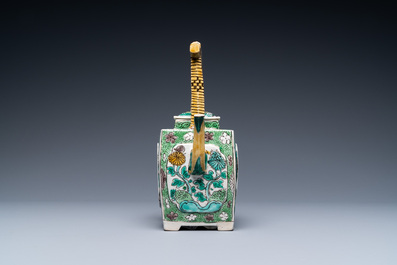 Een Chinese verte biscuit theepot met deksel, Kangxi
