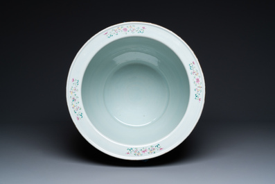 A large Chinese famille rose yellow-ground fish bowl with fine floral scrolls, 19th C.