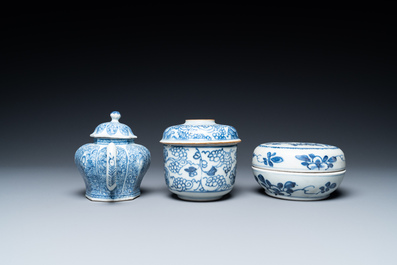 Een collectie Chinees blauw-wit porselein uit het Ca Mau scheepswrak, Kangxi/Yongzheng