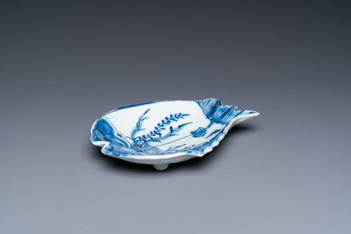 Une coupe en forme de deux poissons en porcelaine de Chine en bleu et blanc de type ko-sometsuke pour le march&eacute; japonais, Tianqi