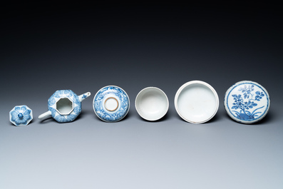 Een collectie Chinees blauw-wit porselein uit het Ca Mau scheepswrak, Kangxi/Yongzheng