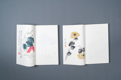 Une bo&icirc;te contenant deux albums de 120 estampes, dont 44 d'apr&egrave;s Qi Baishi, studio Rong Bao Zhai, P&eacute;kin, 1953