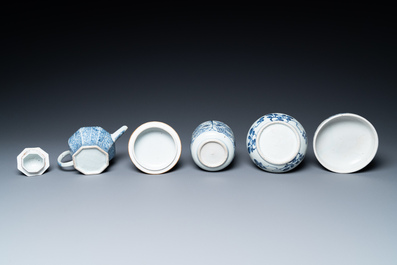Een collectie Chinees blauw-wit porselein uit het Ca Mau scheepswrak, Kangxi/Yongzheng