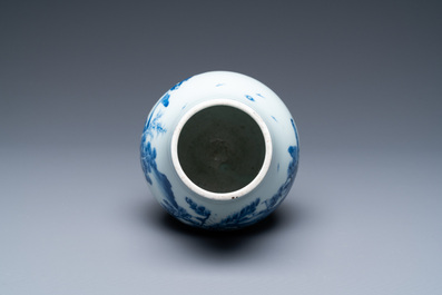 Un vase en porcelaine de Chine en bleu et blanc, marque et &eacute;poque de Yongzheng
