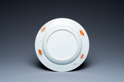 Een Chinees famille rose 'Pompadour' bord, Qianlong