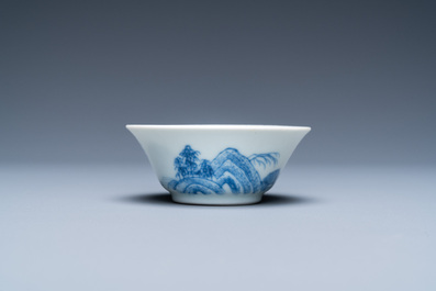 Een Chinese blauw-witte wijnkom uit het Ca Mau scheepswrak, Yongzheng merk en periode