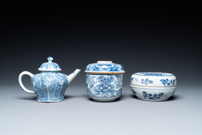 Een collectie Chinees blauw-wit porselein uit het Ca Mau scheepswrak, Kangxi/Yongzheng