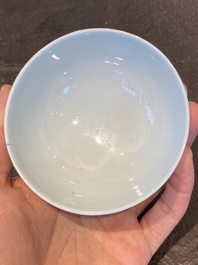 Een paar Chinese blauw-witte 'paleis' kommen, Yongzheng merk en periode