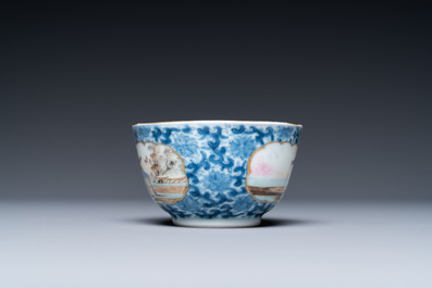 Une tasse et soucoupe en porcelaine de Chine d'exportation &agrave; d&eacute;cor d'un marchand de harengs, Qianlong