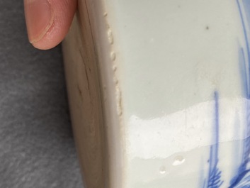 Un porte-pinceaux de type 'bitong' en porcelaine de Chine en bleu et blanc, Kangxi