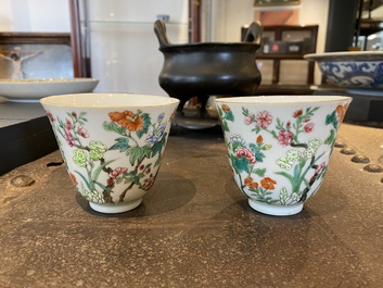 Een paar fijne Chinese famille rose wijnkoppen, Jiaqing
