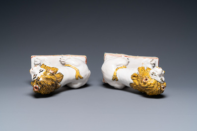 Une paire de lions en fa&iuml;ence polychrome de Rouen, 1&egrave;re moiti&eacute; du 18&egrave;me