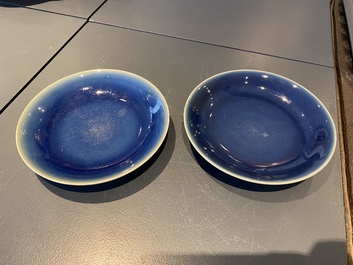 Een paar Chinese monochrome blauwe borden, Qianlong merk en periode