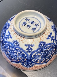 Een Chinese blauw-witte en ijzerrode kom, Kangxi merk en periode