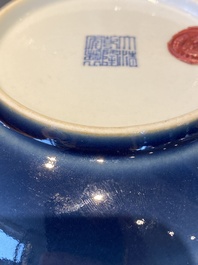 Een paar Chinese monochrome blauwe borden, Qianlong merk en periode