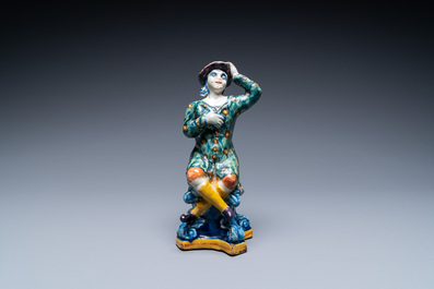 Une figure d'un homme assis en fa&iuml;ence polychrome de Delft, 18&egrave;me