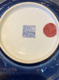 Een paar Chinese monochrome blauwe borden, Qianlong merk en periode