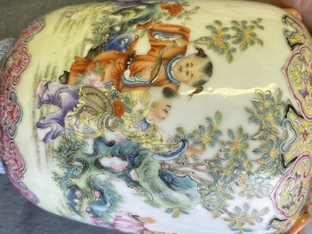 Een Chinese famille rose vaas met spelende jongens, Qianlong merk, Republiek