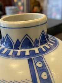 Un vase en porcelaine de Chine en bleu et blanc, Kangxi