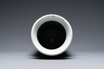Een Chinese blauw-witte rouleau vaas met antiquiteiten, Transitie periode
