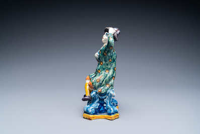 Une figure d'un homme assis en fa&iuml;ence polychrome de Delft, 18&egrave;me