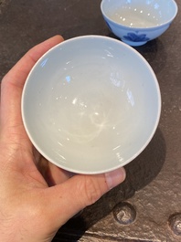 Een paar Chinese blauw-witte 'paleis' kommen, Yongzheng merk en periode