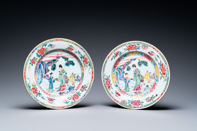 Une paire d'assiettes et une verseuse couverte en porcelaine de Chine famille rose, Yongzheng