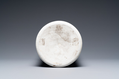Een Chinese blauw-witte rouleau vaas met antiquiteiten, Transitie periode