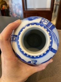 Un vase en porcelaine de Chine en bleu et blanc, Kangxi
