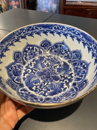 Een Chinese blauw-witte en ijzerrode kom, Kangxi merk en periode