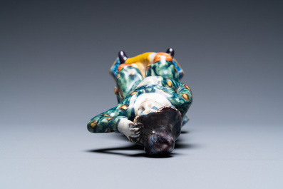 Une figure d'un homme assis en fa&iuml;ence polychrome de Delft, 18&egrave;me