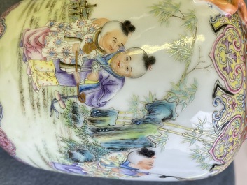 Een Chinese famille rose vaas met spelende jongens, Qianlong merk, Republiek