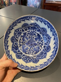 Een Chinese blauw-witte en ijzerrode kom, Kangxi merk en periode