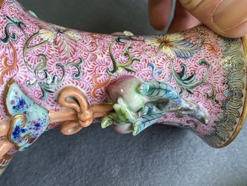 Een Chinese famille rose vaas met spelende jongens, Qianlong merk, Republiek