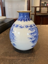 Un vase de forme globulaire en porcelaine de Chine en bleu et blanc, Kangxi