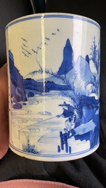 Un porte-pinceaux de type 'bitong' en porcelaine de Chine en bleu et blanc, Kangxi