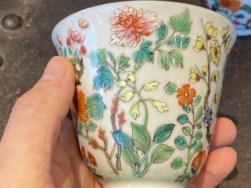 Een paar fijne Chinese famille rose wijnkoppen, Jiaqing