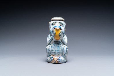 Une verseuse couverte en forme de singe en fa&iuml;ence polychrome de Delft, 18&egrave;me