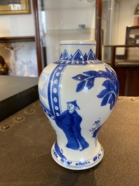 Un vase en porcelaine de Chine en bleu et blanc, Kangxi