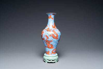 Een Chinese draaibare 'draken' vaas op celadon sokkel, Qianlong merk, 20e eeuw