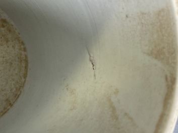 Un porte-pinceaux de type 'bitong' en porcelaine de Chine en bleu et blanc, Kangxi