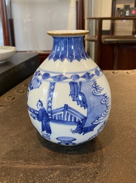 Un vase de forme globulaire en porcelaine de Chine en bleu et blanc, Kangxi