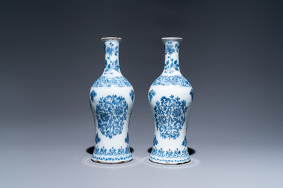 Une paire de vases de forme bouteille en fa&iuml;ence de Delft en bleu et blanc, fin du 17&egrave;me