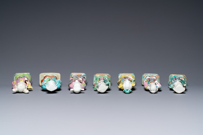 Veertien Chinese famille rose figuren van onsterfelijken, Qianlong/Jiaqing