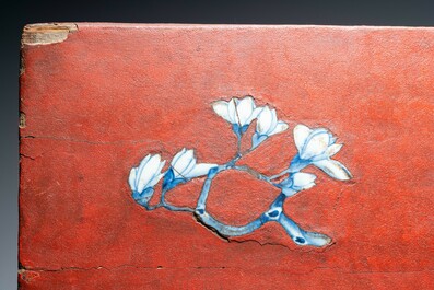 Un panneau en bois laqu&eacute; incrust&eacute; de porcelaine de Chine en bleu et blanc, 18&egrave;me