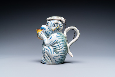 Une verseuse couverte en forme de singe en fa&iuml;ence polychrome de Delft, 18&egrave;me
