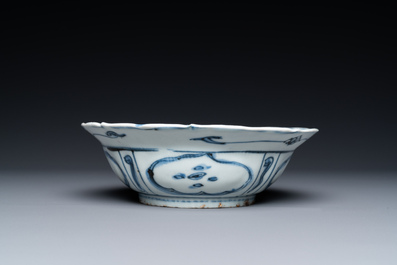 A Chinese blue and white 'cranes' plate and a kraak porcelain 'qilin' bowl, Wanli