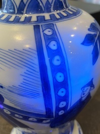 Un vase en porcelaine de Chine en bleu et blanc, Kangxi