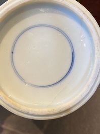 Un vase en porcelaine de Chine en bleu et blanc, Kangxi
